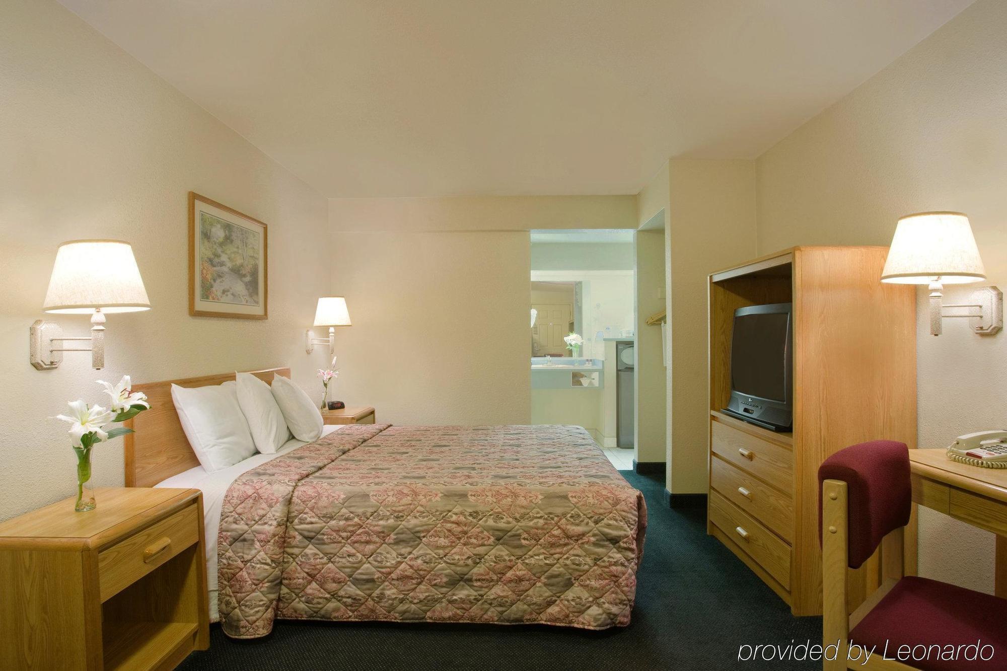 Turlock Inn Экстерьер фото